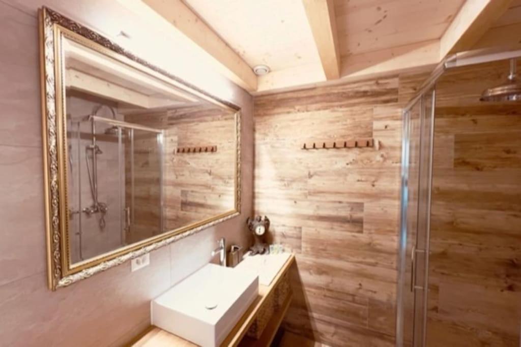 Chic Small New Apartment Up To 4 People, Pets Allowed Lens Екстер'єр фото